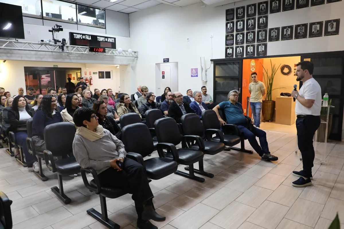 Anderson Ceraso durante palestra na Câmara Municipal de Vinhedo